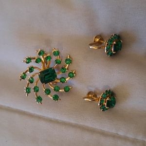 VNT Coro, Emerald Green Rinestones In Gold Tone, Brooch & Screwback Earring Set